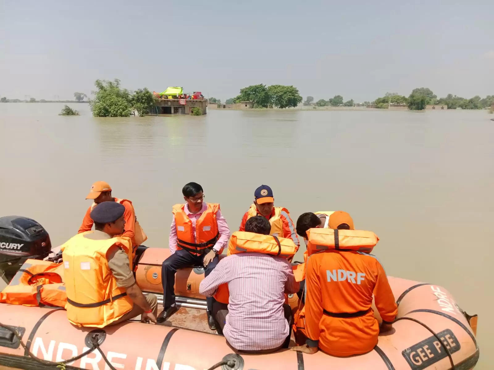 बाढ़ प्रभावित इलाके में लोगों के लिए फरिश्ता बनी एनडीआरएफ