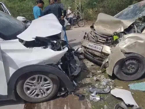 नेशनल हाईवे-325 पर दो कारों की आमने-सामने भिड़ंत में दो की मौत, आठ घायल
