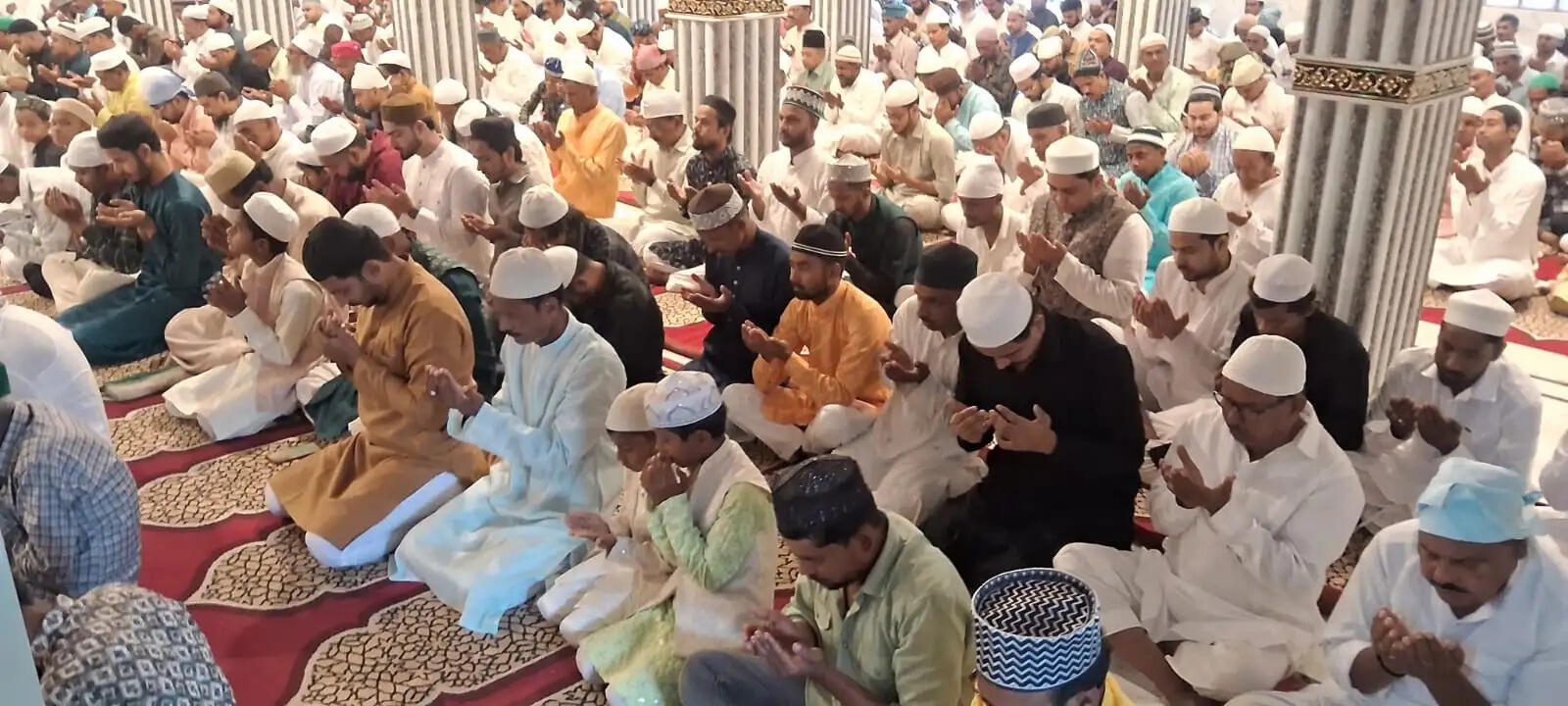मस्जिदों में अदा की गई ईद की नमाज