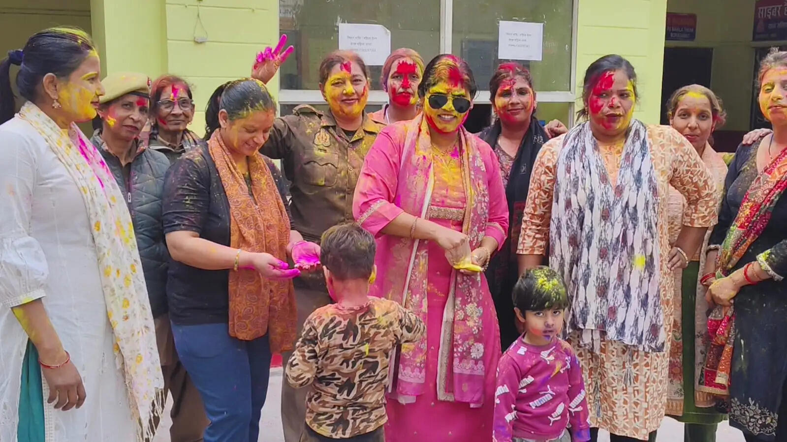 महिला थाने में जमकर उड़ा अबीर-गुलाल, महिला पुलिसकर्मियों ने गले मिलकर दी शुभकामनाएं