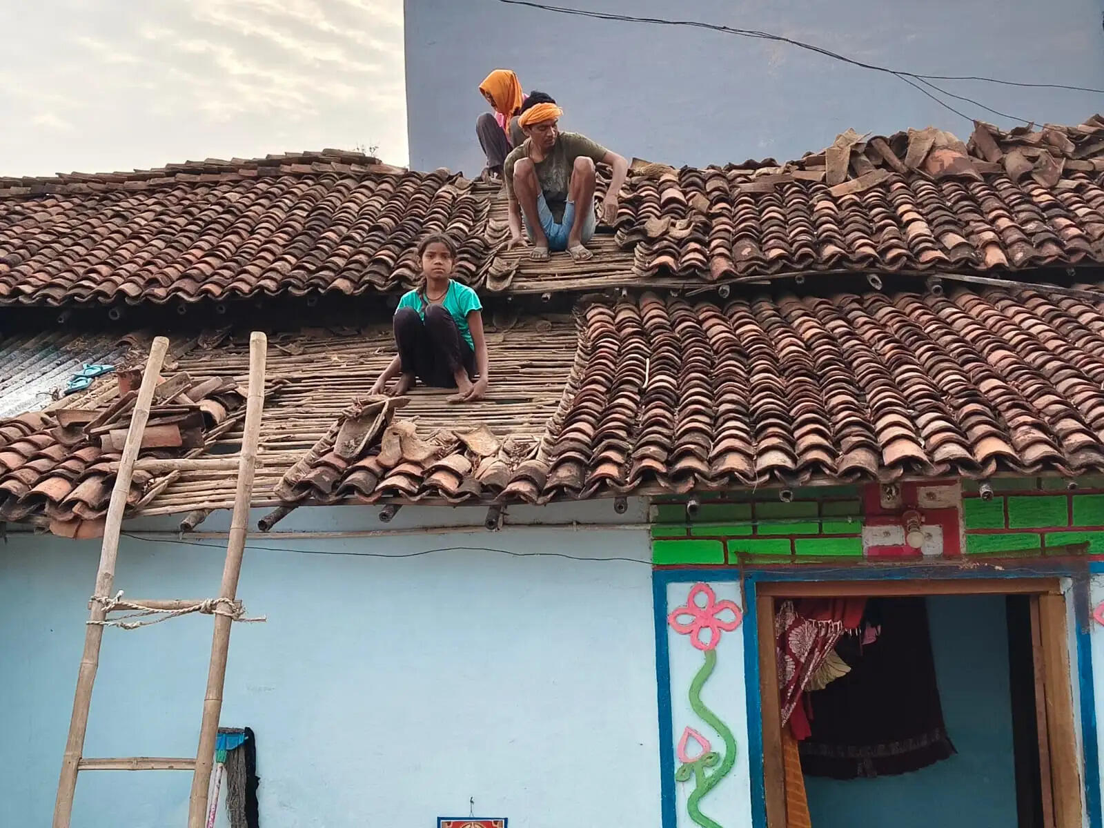 मानसून से पहले खपरैल घरों की मरम्मत तेज, गांवों में छतों पर लौटी रौनक