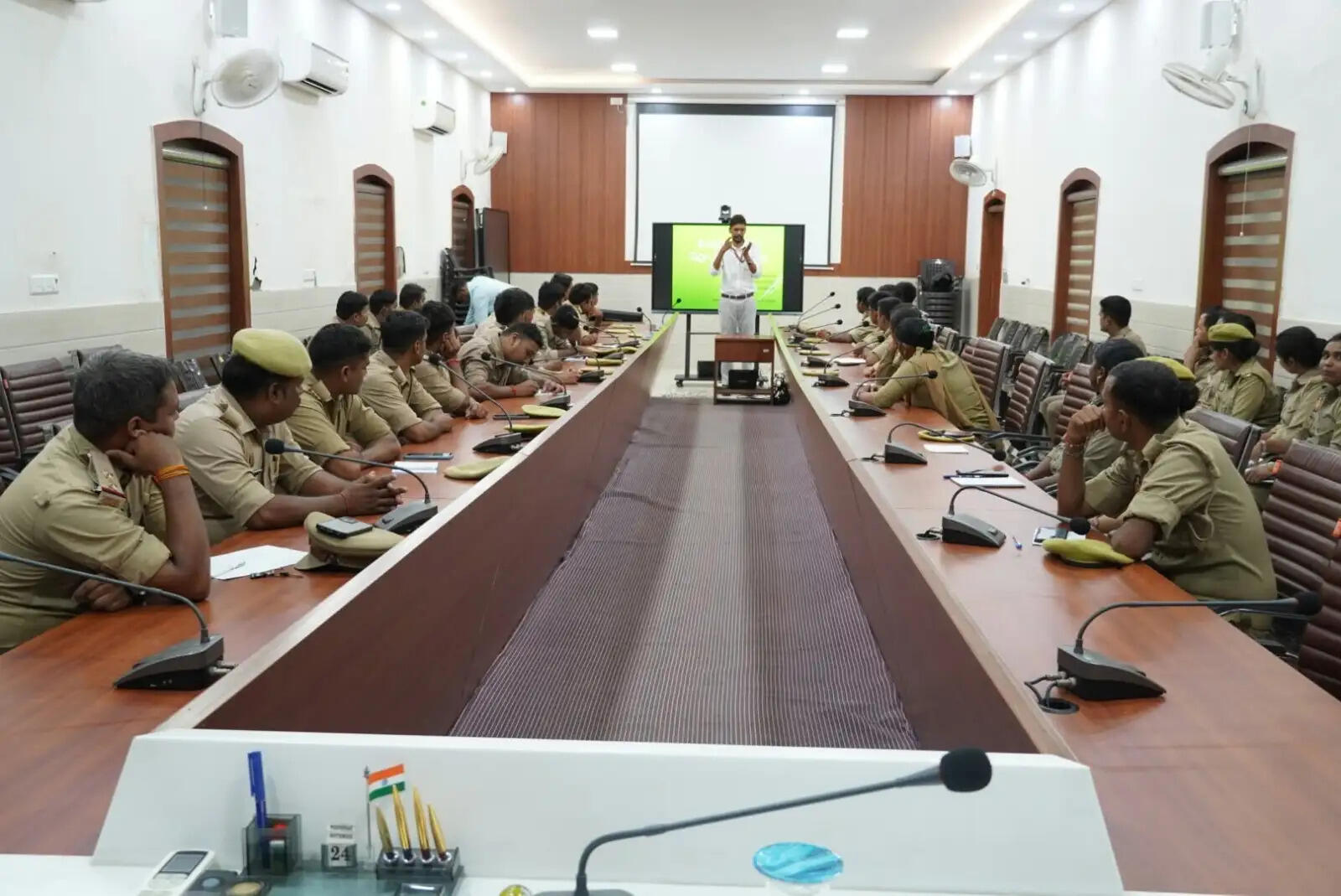 गोरखपुर : पुलिसकर्मियों ने सीखी सांकेतिक भाषा, विशेष आवश्यकता वाले लोगों से संवाद आसान बनाने की पहल