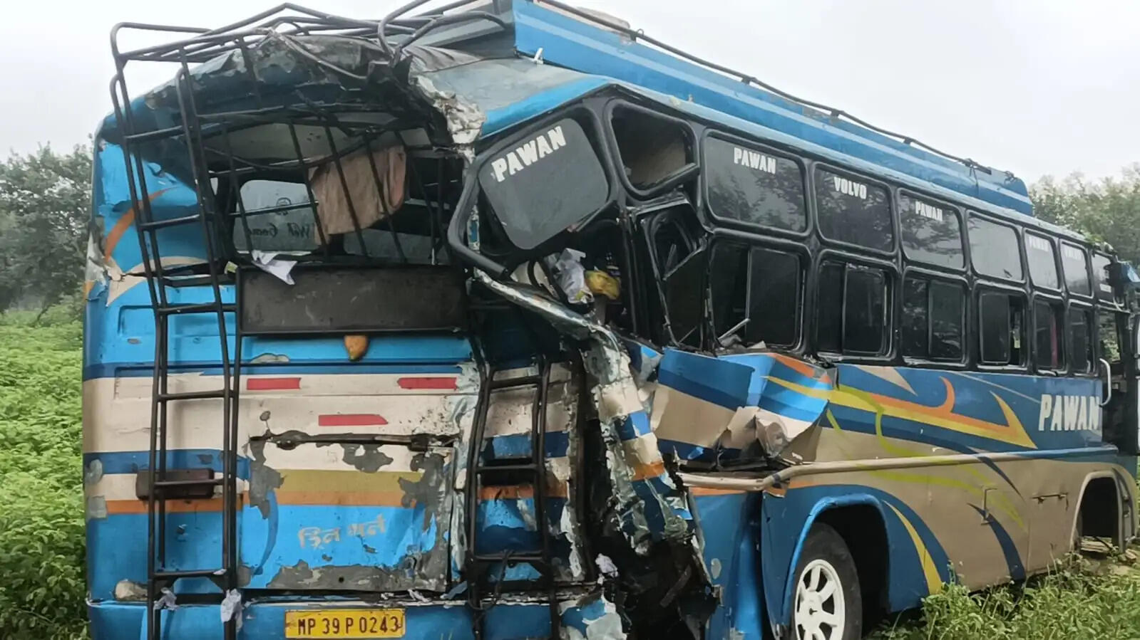 राजगढ़ में बस को कंटेनर ने पीछे से मारी टक्कर, चालक समेत 6 घायल; कंटेनर चालक फरार