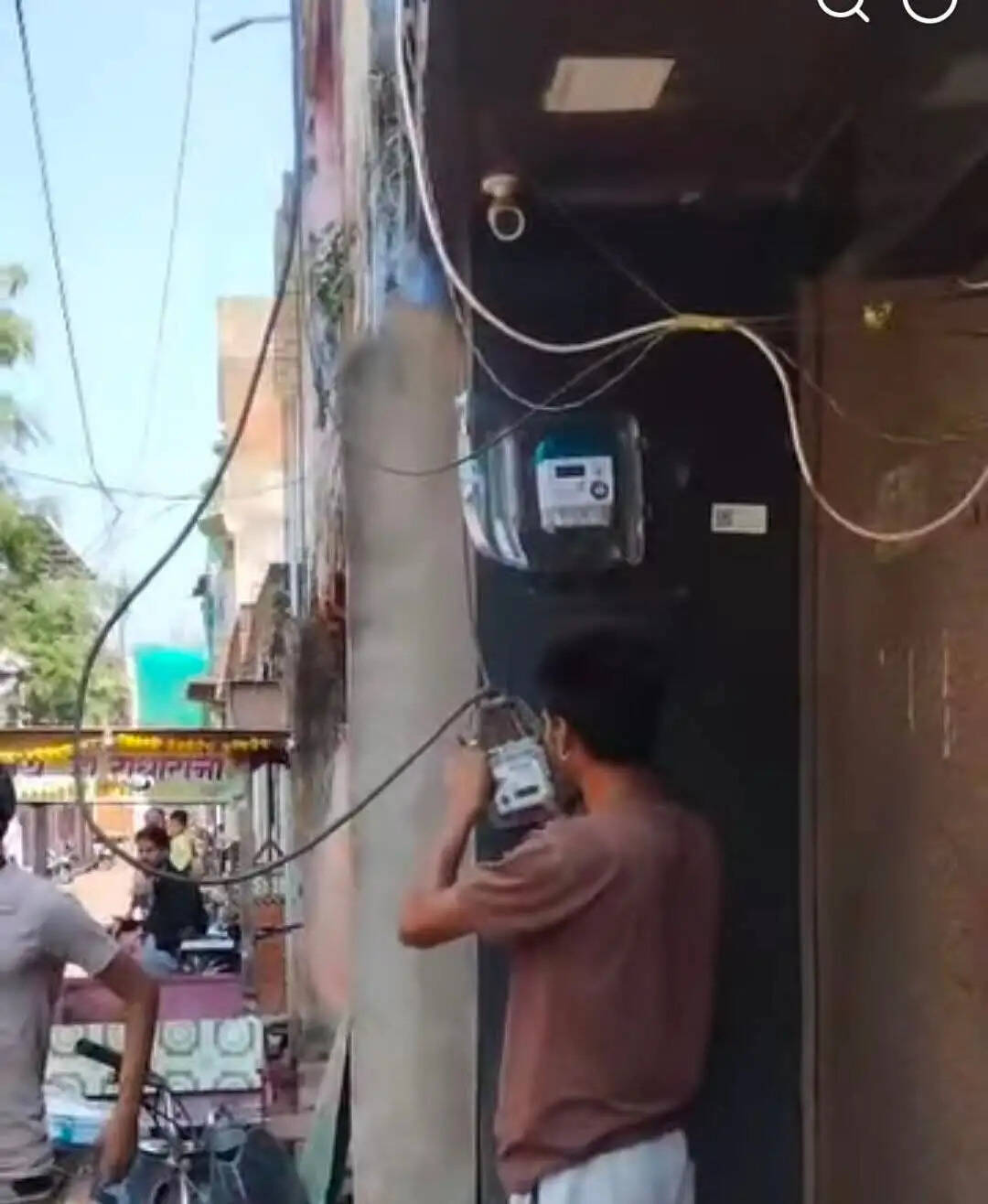 शिवपुरी में स्मार्ट मीटर लगाने को लेकर नाराजगी, जबरन लगाने के आरोप