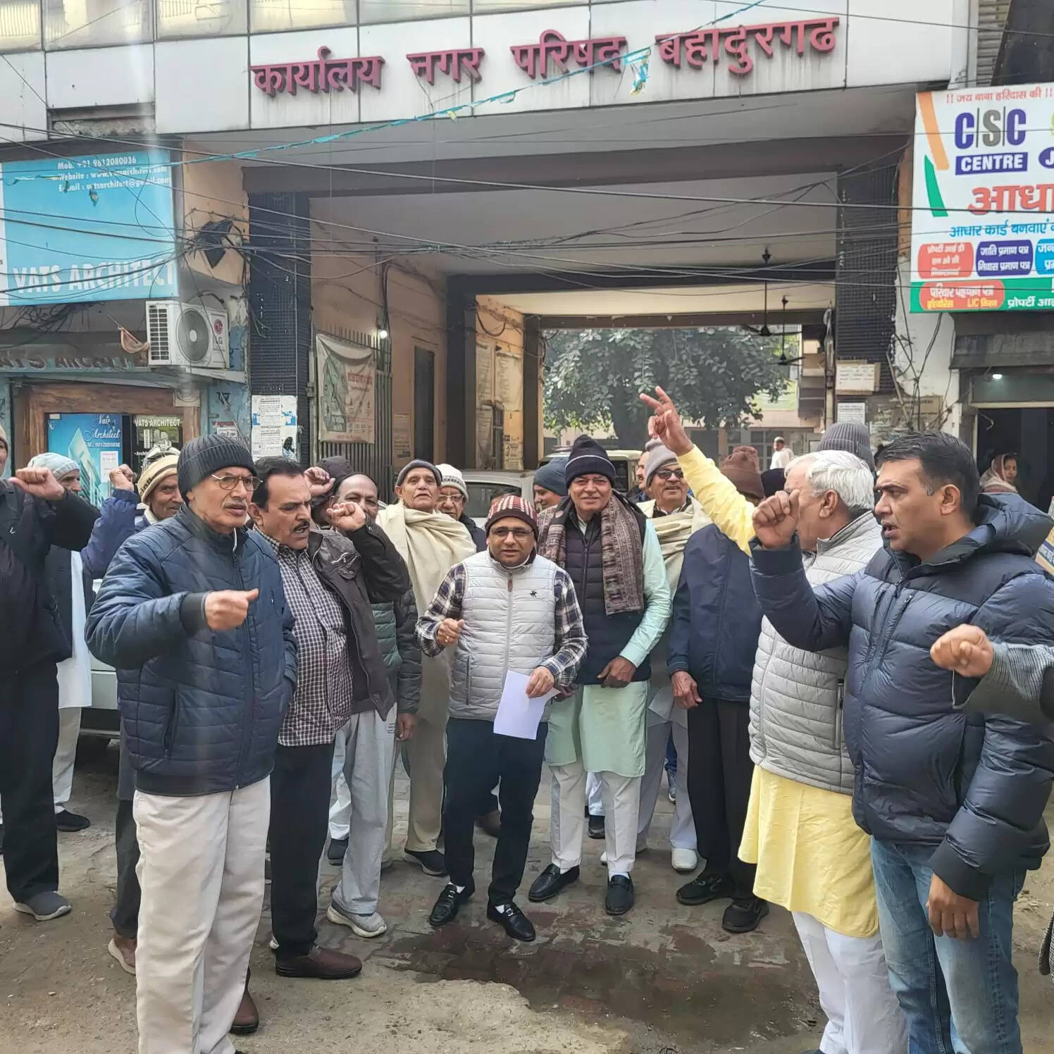 झज्जर : जर्जर सड़कें सुधारने की मांग पर परिषद कार्यालय के बाहर प्रदर्शन