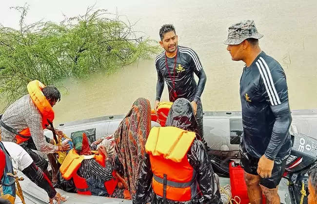 गुजरात के बाढ़​ ग्रस्त शहरों में तीनों सेनाओं ​का राहत अभियान ​तेज