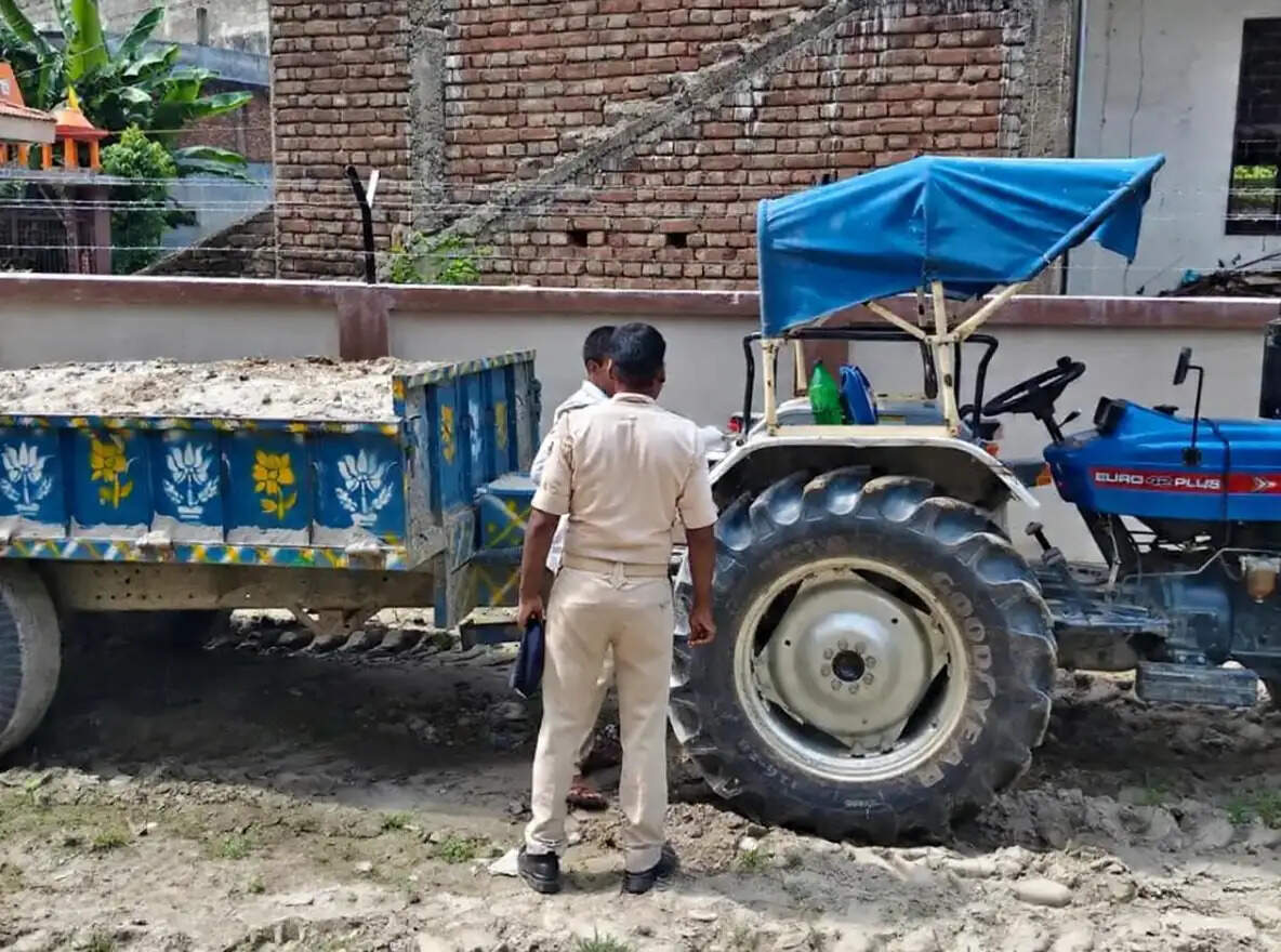 राघोपुर में अवैध खनन के खिलाफ कार्रवाई, सफेद बालू लदा ट्रैक्टर जब्त