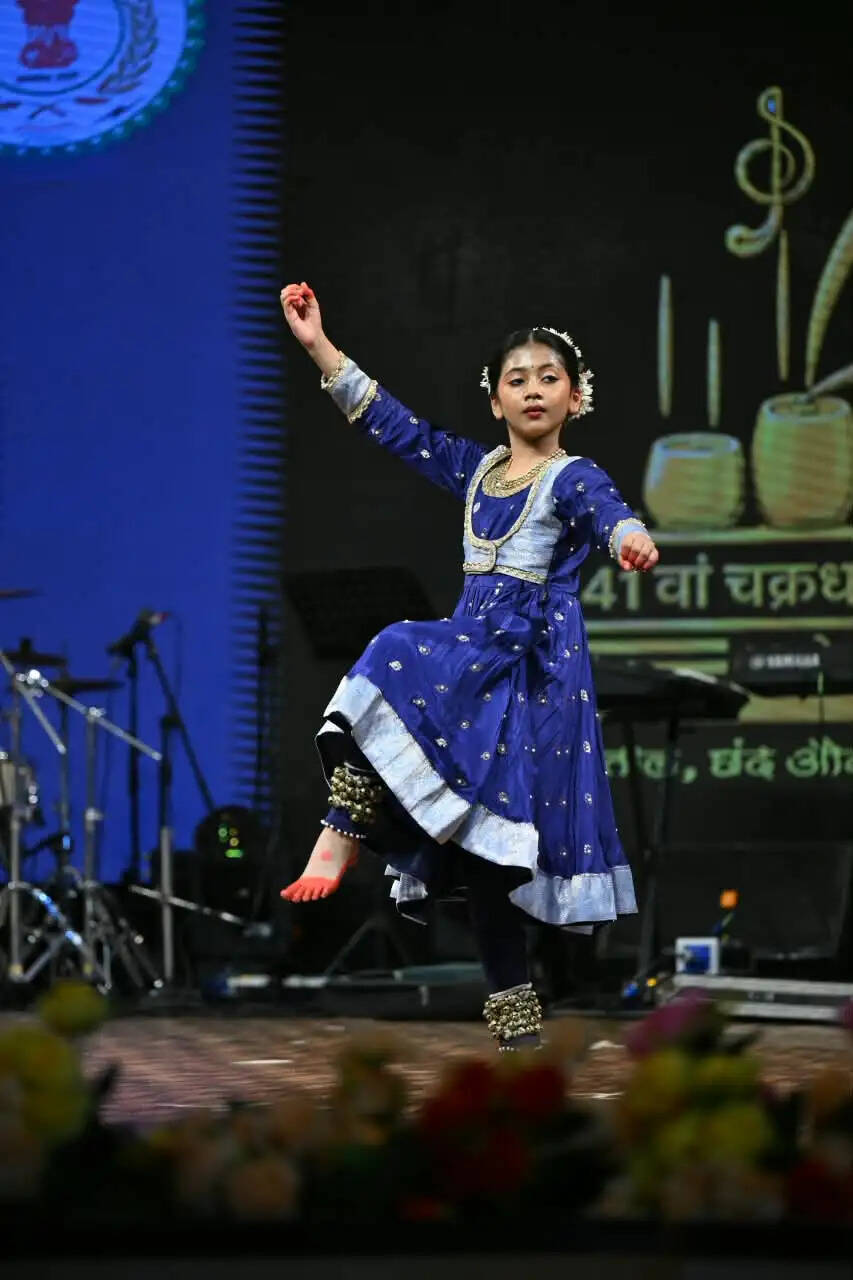 घुंघरुओं की झंकार से गूंजा चक्रधर समारोह, आहाना ने कथक से मोहा मन