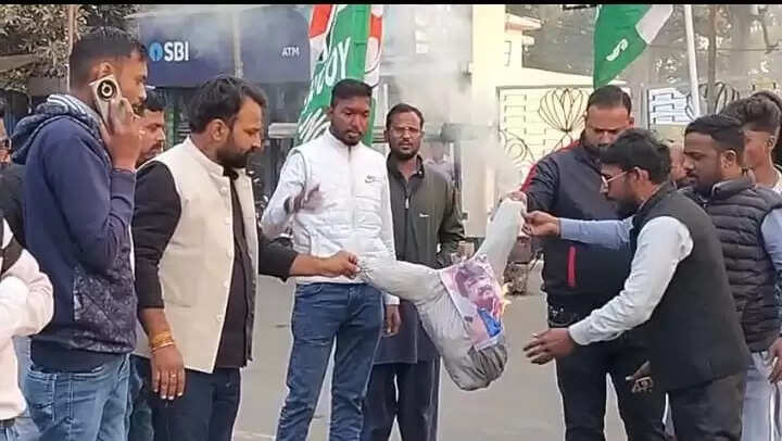 अनूपपुर: कैलाश विजयवर्गीय के खिलाफ युवा कांग्रेस का प्रदर्शन, फूका पुतला दहन