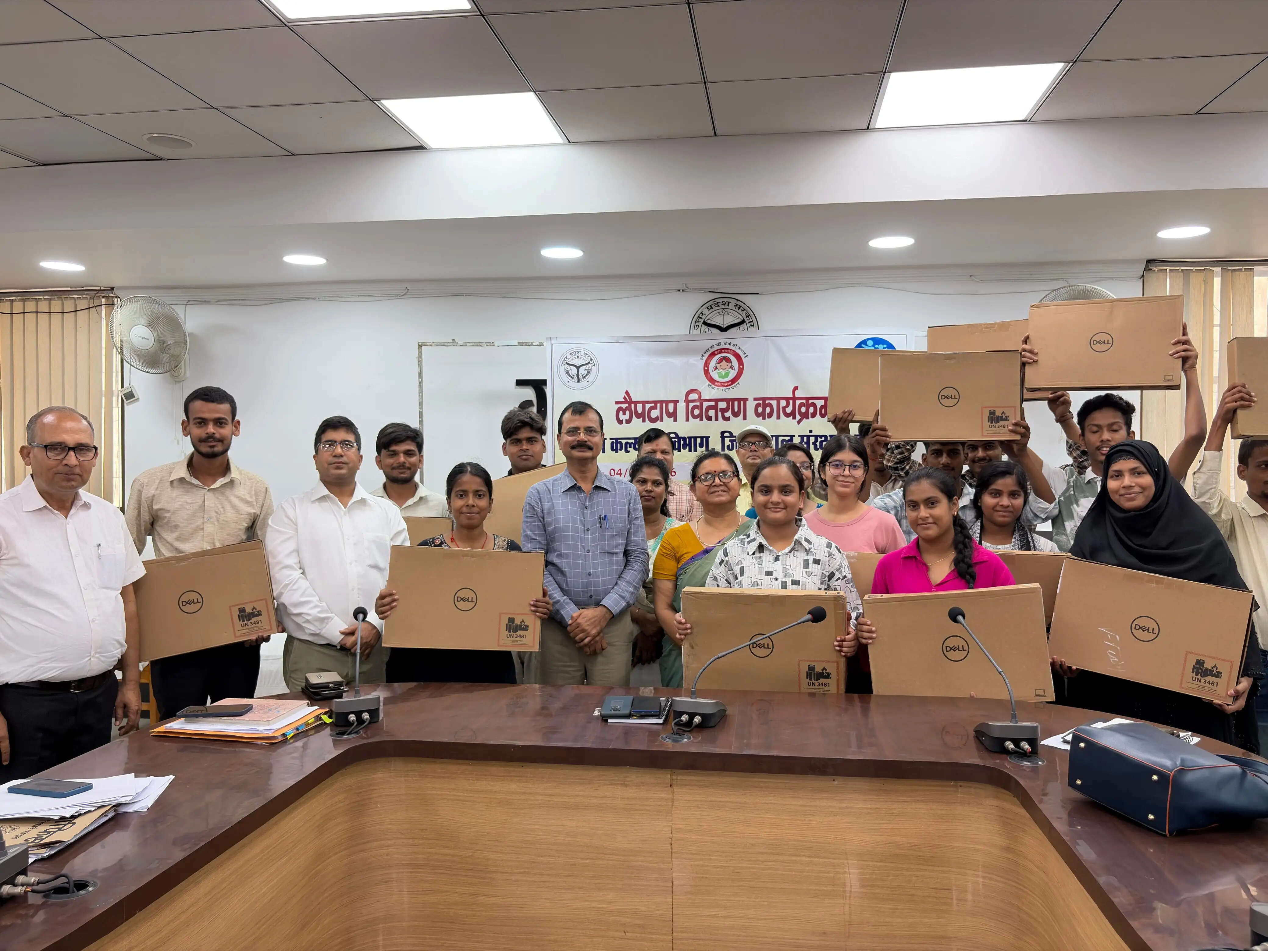 देवरिया में मुख्यमंत्री बाल सेवा योजना के तहत 14 बच्चों को मिले लैपटॉप