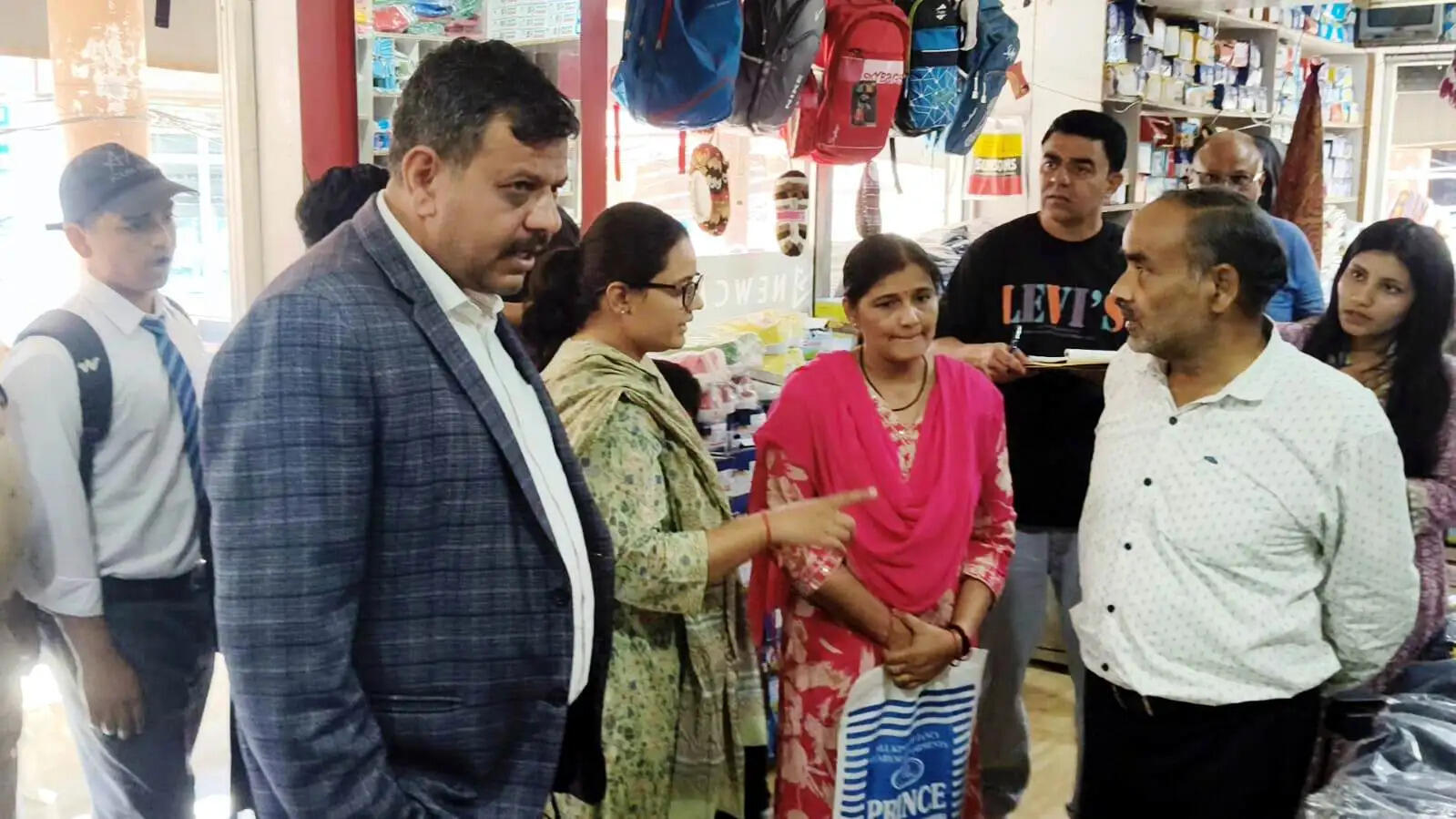 डीएम&nbsp;ने कालाढूंगी में पुस्तक विक्रेताओं व विद्यालयों का किया निरीक्षण