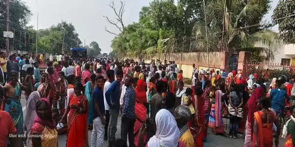 पोस्टमार्टम के बाद गोला पहुंची दोनों युवकों की लाश, परिजनों ने किया सड़क जाम, ड्राइवर सस्पेंड