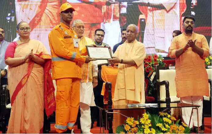 जीवन को दांव पर लगाकर आमजन की सुरक्षा करने वाले कार्मिक सम्मानित