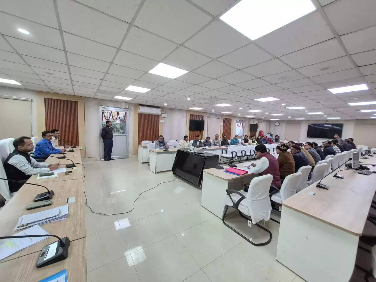 धान अधिप्राप्ति में तेजी लाने हेतु जिलाधिकारी ने दिए कड़े निर्देश