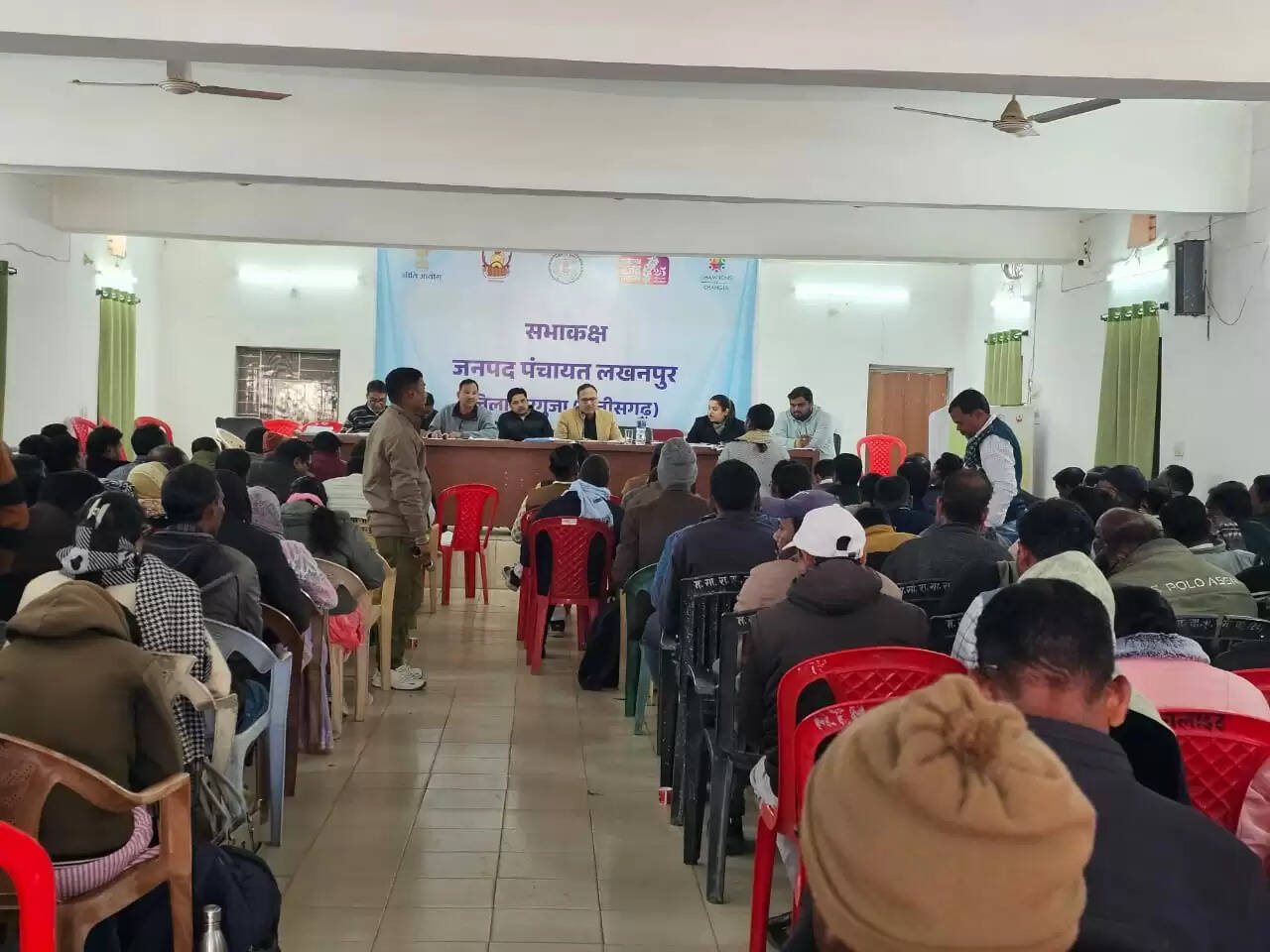 अंबिकापुर : जिला पंचायत सीईओ ने ली सचिवों की बैठक, योजनाओं के समयबद्ध और गुणवत्तापूर्ण क्रियान्वयन के निर्देश