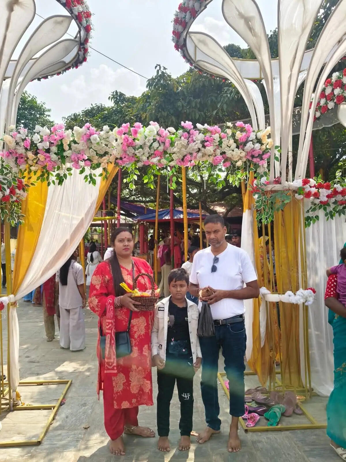 पट खुलते ही पंडालों मां दुर्गा के दर्शन और पूजा अर्चना के लिए उमड़ी भीड़