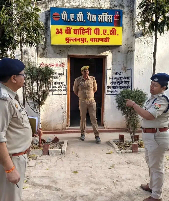 परेड के बाद सेनानायक ने गैस एजेंसी का किया निरीक्षण