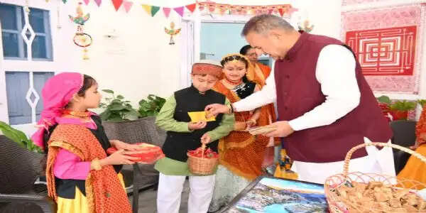 कृषि मंत्री ने लोक पर्व फूलदेई पर बच्चों को दिए उपहार
