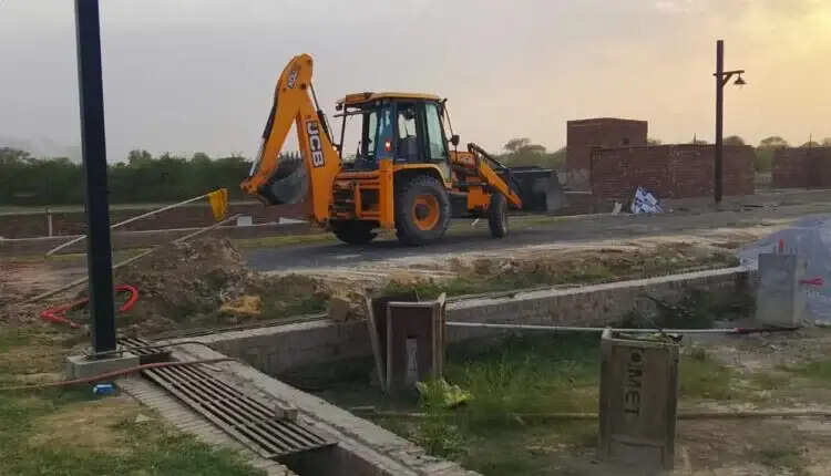 मथुरा : अवैध कॉलोनी पर विकास प्राधिकरण का बड़ा एक्शन, 30 हजार वर्ग मीटर में किया ध्वस्तीकरण