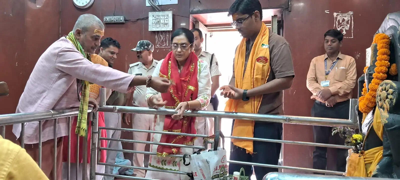 पटना हाई कोर्ट के न्यायमूर्ति संजय कुमार सिंह ने सपरिवार बाबा हरिहरनाथ दरबार में टेका मत्था