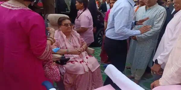 कोकिलाबेन अंबानी ने श्रीनाथजी मंदिर में मनाया जन्मदिन