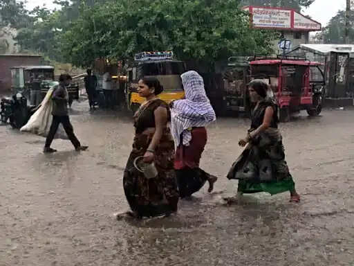 कान्हा के जन्म से एक दिन पूर्व हुई एक घंटे की बारिश ने खोल दी निगम की पोल, बांकेबिहारी मार्ग जलमग्न, व्यवस्थाएं हुई प्रभावित