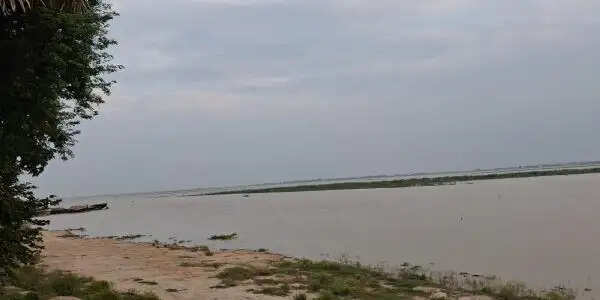 गंगा-सरयू के उफान से ऐतिहासिक चिरांद पर मंडराया कटाव का खतरा, ग्रामीणों में दहशत