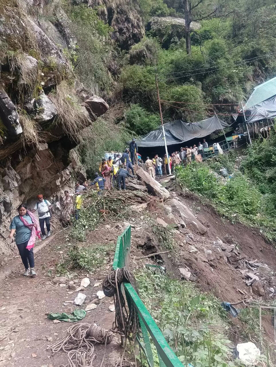 यमुनोत्री धाम मार्ग पर भूस्खलन, मलबे में दबे यात्रियों की तलाश जारी