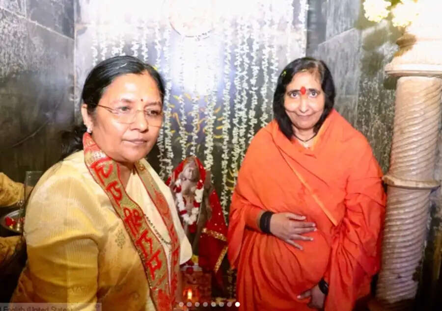 साध्वी ऋतंभरा ने मप्र के धार स्थित भोजशाला में किए मां वाग्देवी के दर्शन, बोलीं- 'लौटेगा राजा भोज का वैभव'