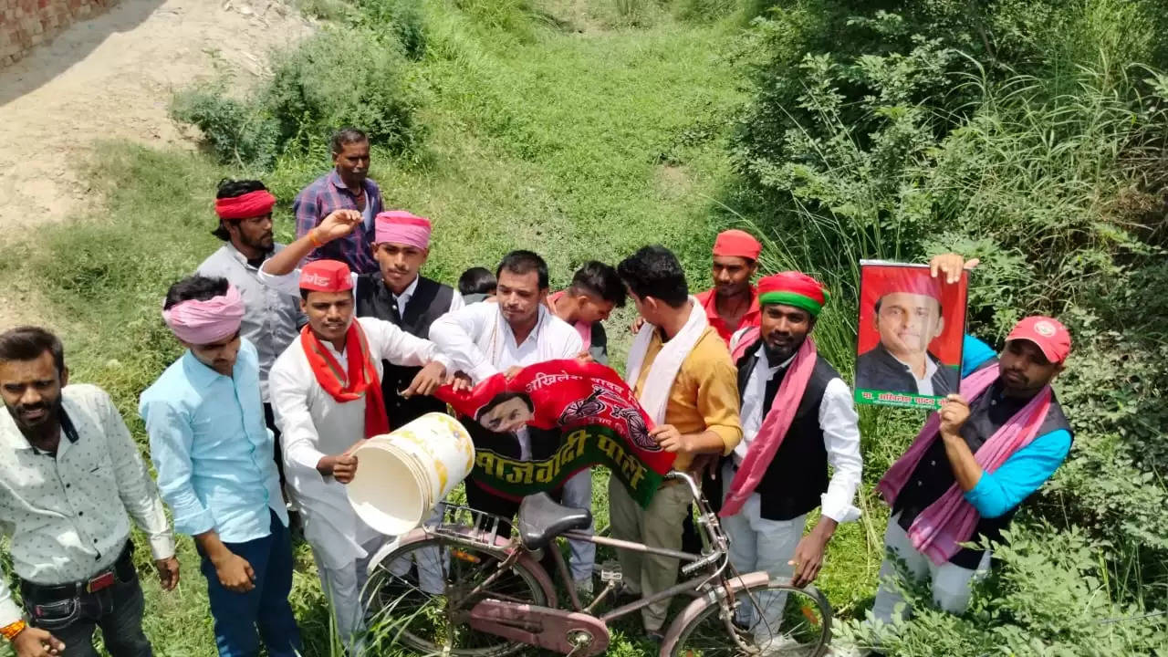 शारदा सहायक नहर में बाल्टी से पानी छोड़कर किया प्रदर्शन