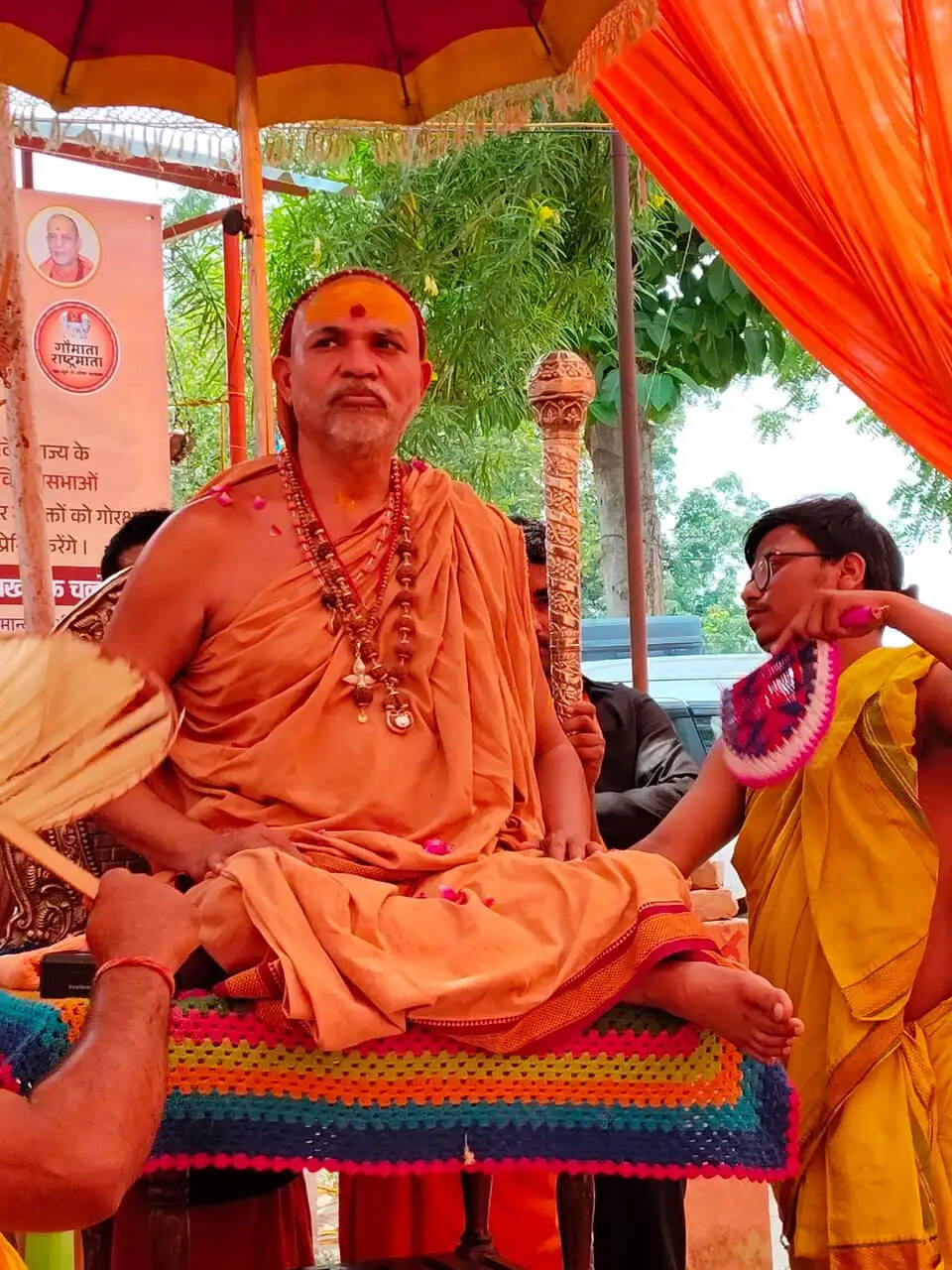 कागजों में गाय देवलोक से भी ज़्यादा सुखी : अविमुक्तेश्वरानंद सरस्वती