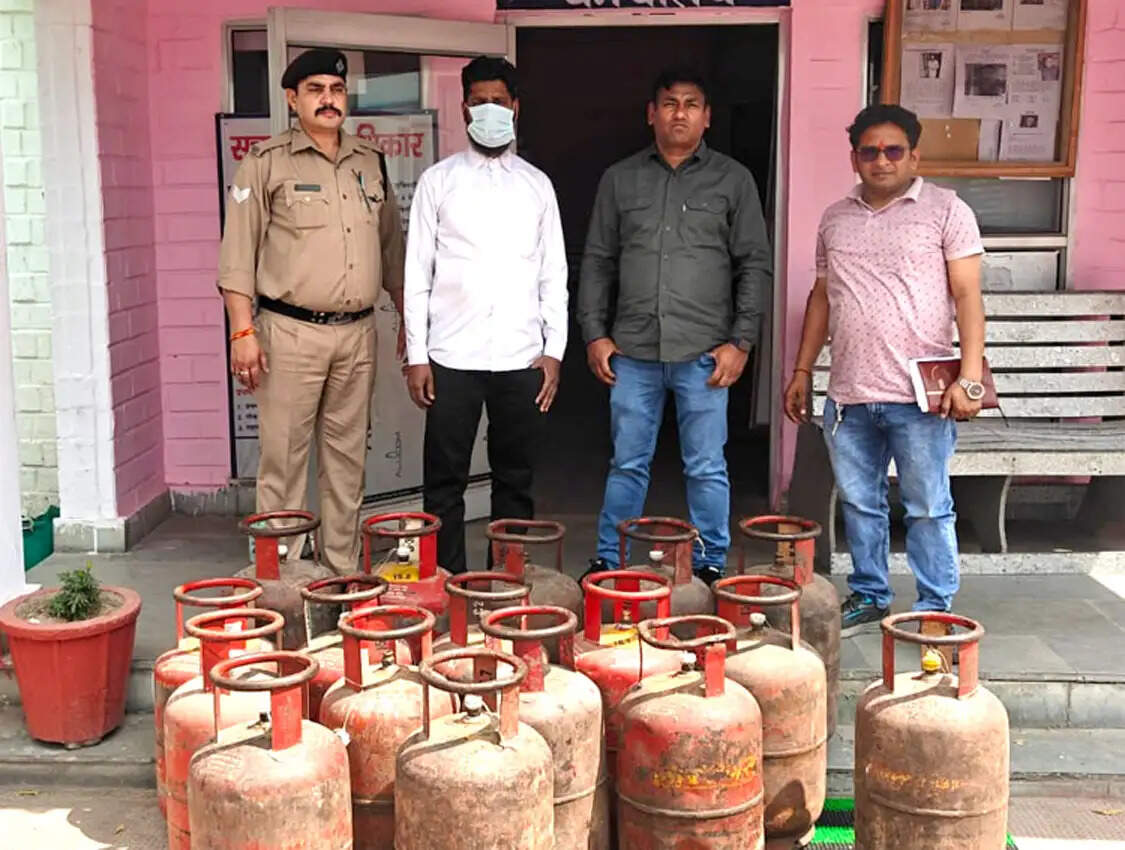 एलपीजी सिलेंडर की कालाबाजारी का भंडाफोड़, अवैध सिलेंडरों के साथ एक गिरफ्तार