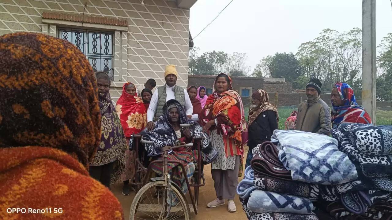 जिला परिषद बिनोदिक ने असहायों के बीच बांटा कंबल