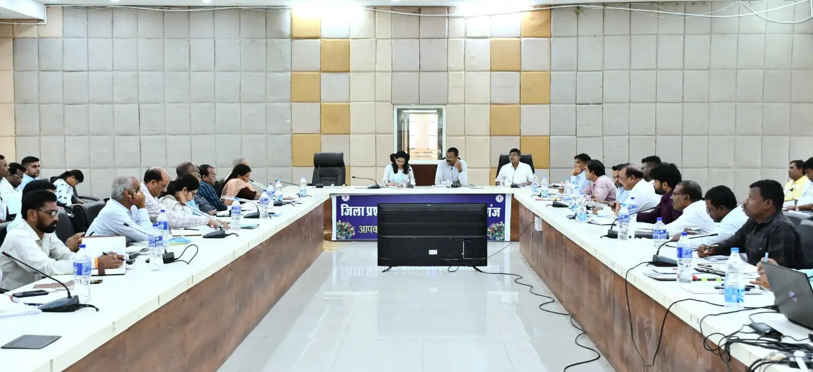 पेयजल और स्वास्थ्य सेवाओं पर विशेष ध्यान दें: कलेक्टर