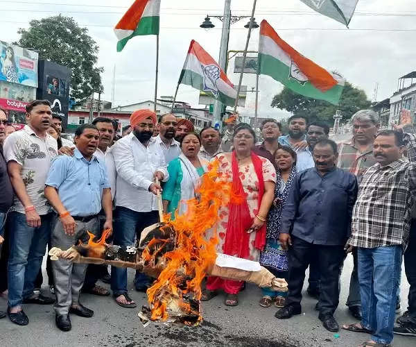 कांग्रेस कार्यकर्ताओं ने धामी सरकार का फूंका पुतला