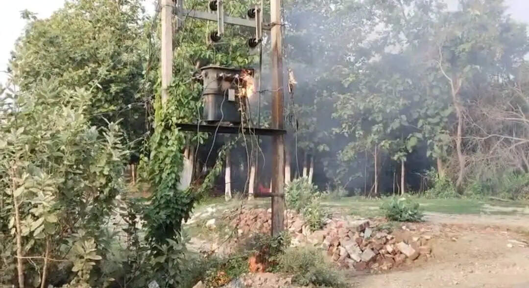 ट्रांसफार्मर जलने से आधे गांव की बिजली गुल, ग्रामीणों ने जिलाधिकारी से लगाई गुहार