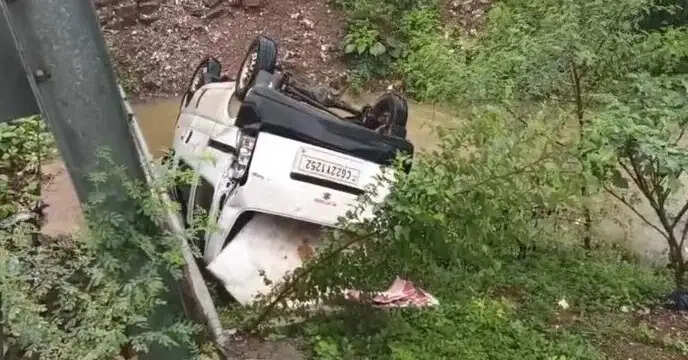 जांजगीर-चांपा : पामगढ़ के कुटरा नहर में गिरी इको कार, बच्चों समेत आठ लोग घायल