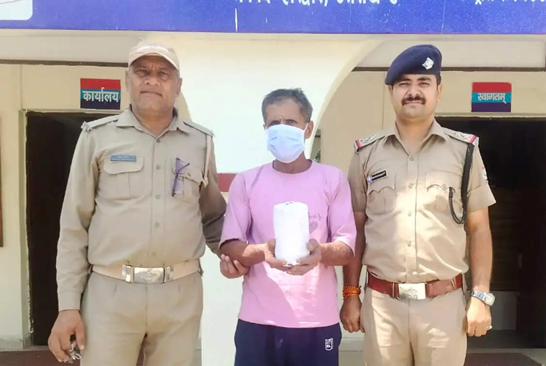 गौमांस के साथ आरोपित गिरफ्तार, चार फरार