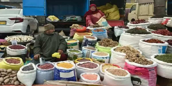 कश्मीर घाटी नव वर्ष की पूर्व संध्या के आसपास एक बार फिर बारिश और बर्फबारी के लिए तैयार