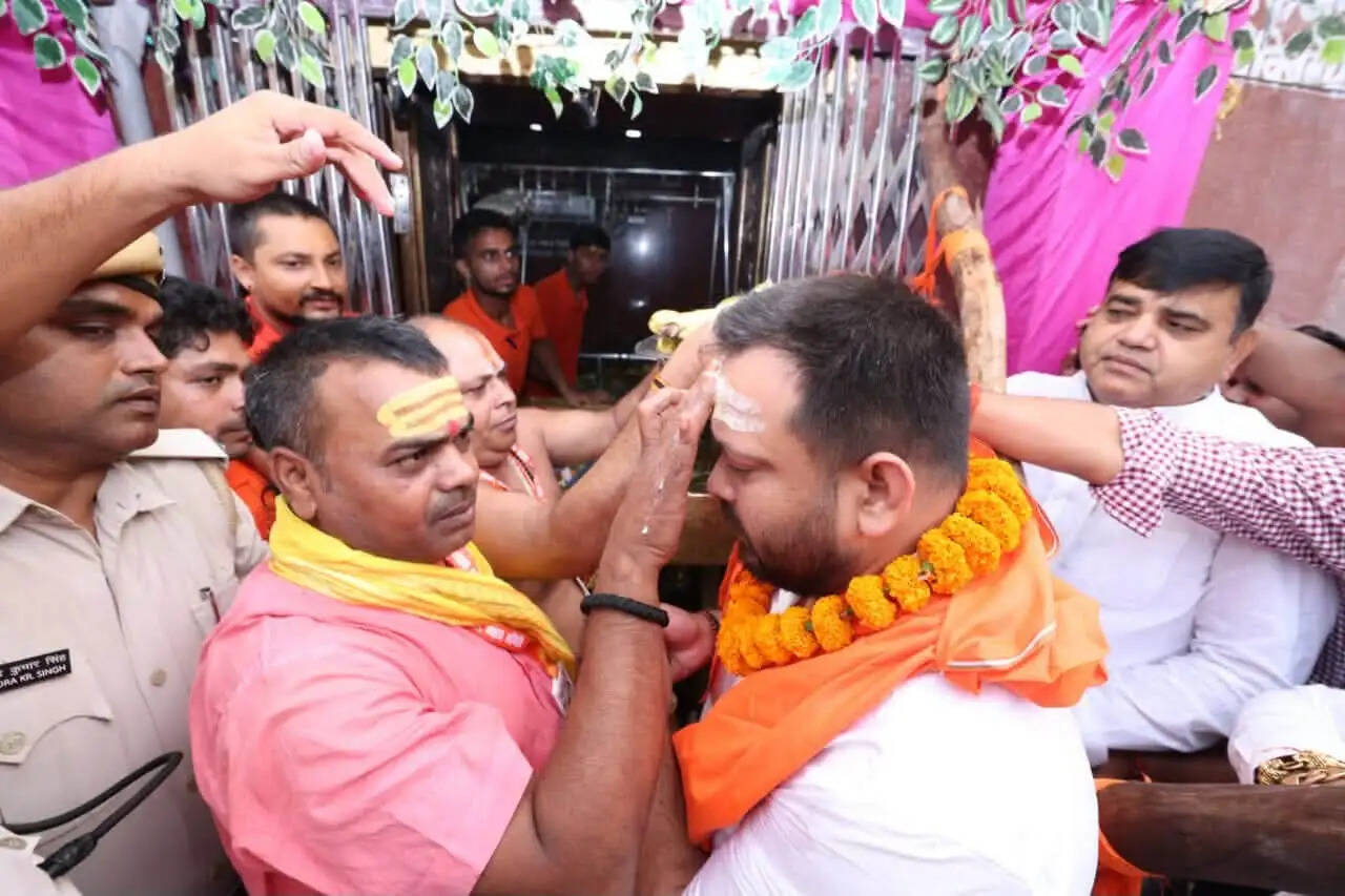सावन की पहली सोमवारी पर बाबा हरिहरनाथ मंदिर में तेजस्वी यादव ने किया जलाभिषेक
