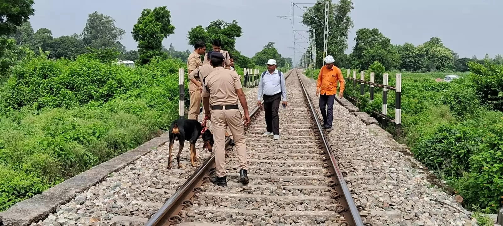 अब फर्रूखाबाद में ट्रेन को पलटने की साजिश, इंजन में फंसा लकड़ी का बोटा