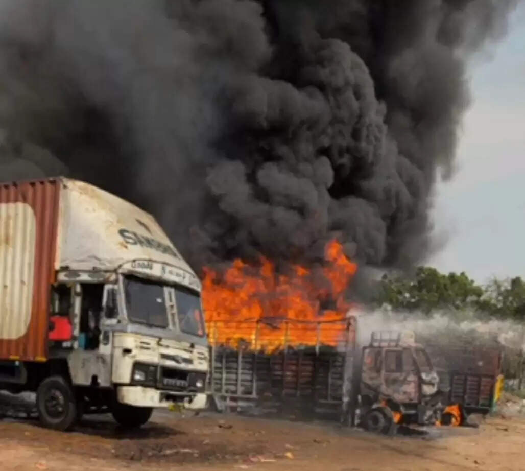 पार्किंग में खड़े तीन वाहनों में लगी भयंकर आग