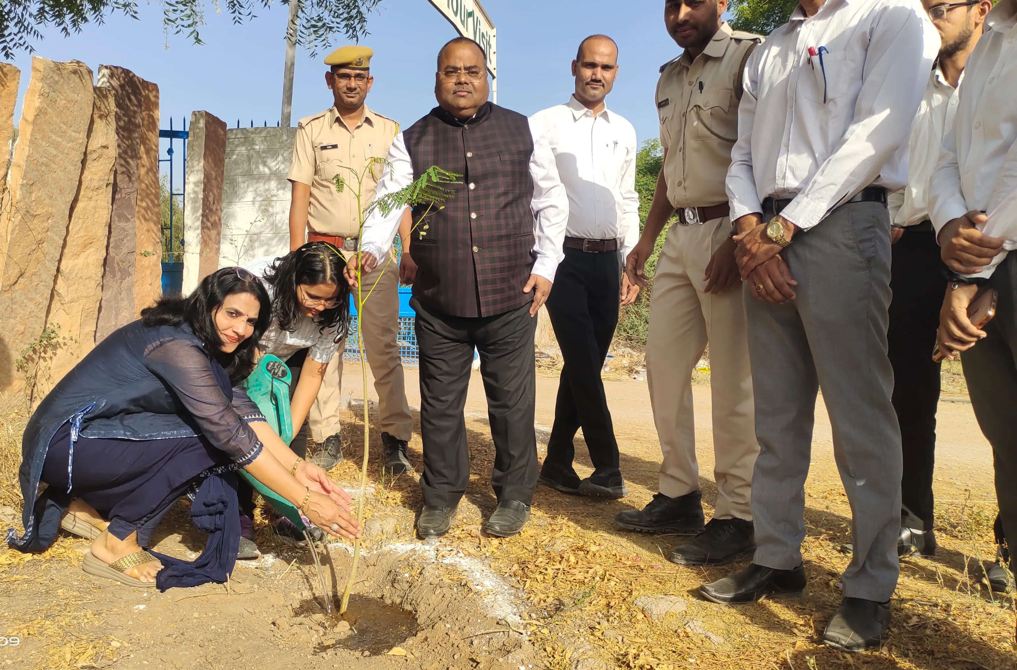 पृथ्वी दिवस : स्कूल कॉलेजों में दिया पर्यावरण संरक्षण का संदेश