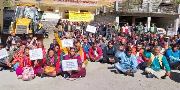 क्षतिग्रस्त सड़क के सुधारीकरण की मांग को लेकर ग्रामीणों ने किया तहसील कार्यालय पर प्रदर्शन