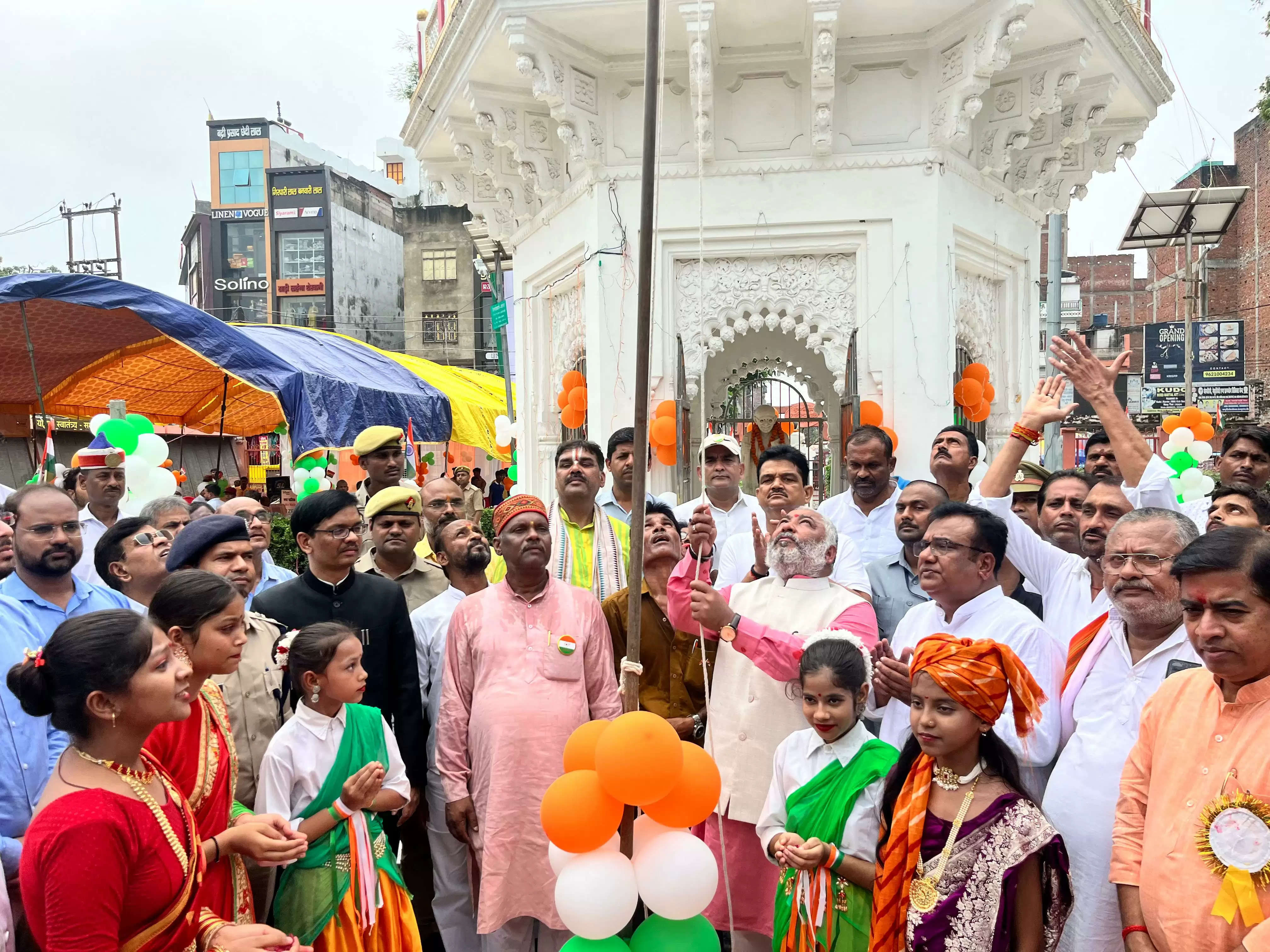 बलिया में शान से लहराया तिरंगा झंडा