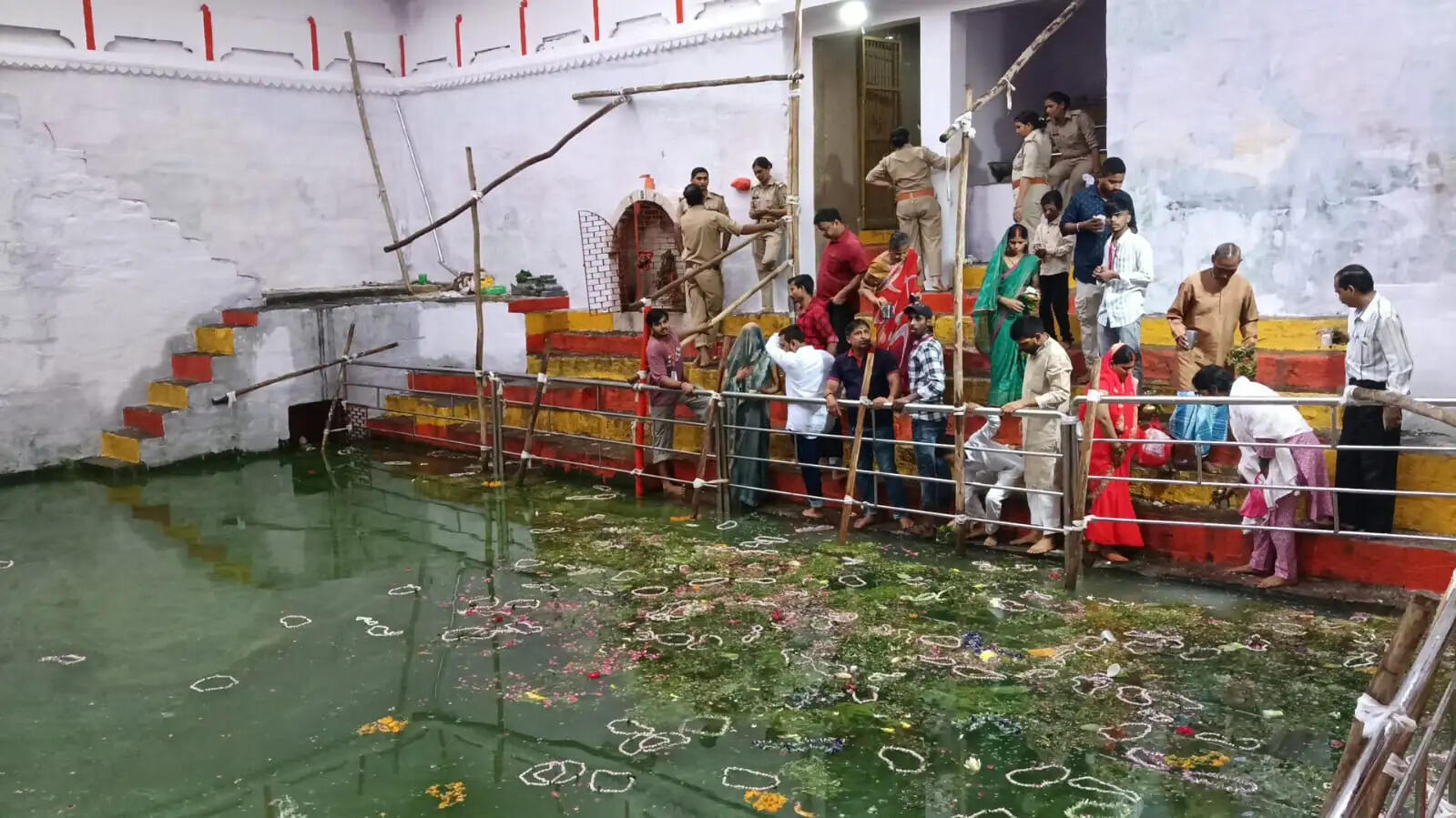 वाराणसी : नागपंचमी पर नागकूप में उमड़ा आस्था का सैलाब, नागेश्वर महादेव का किया जलाभिषेक