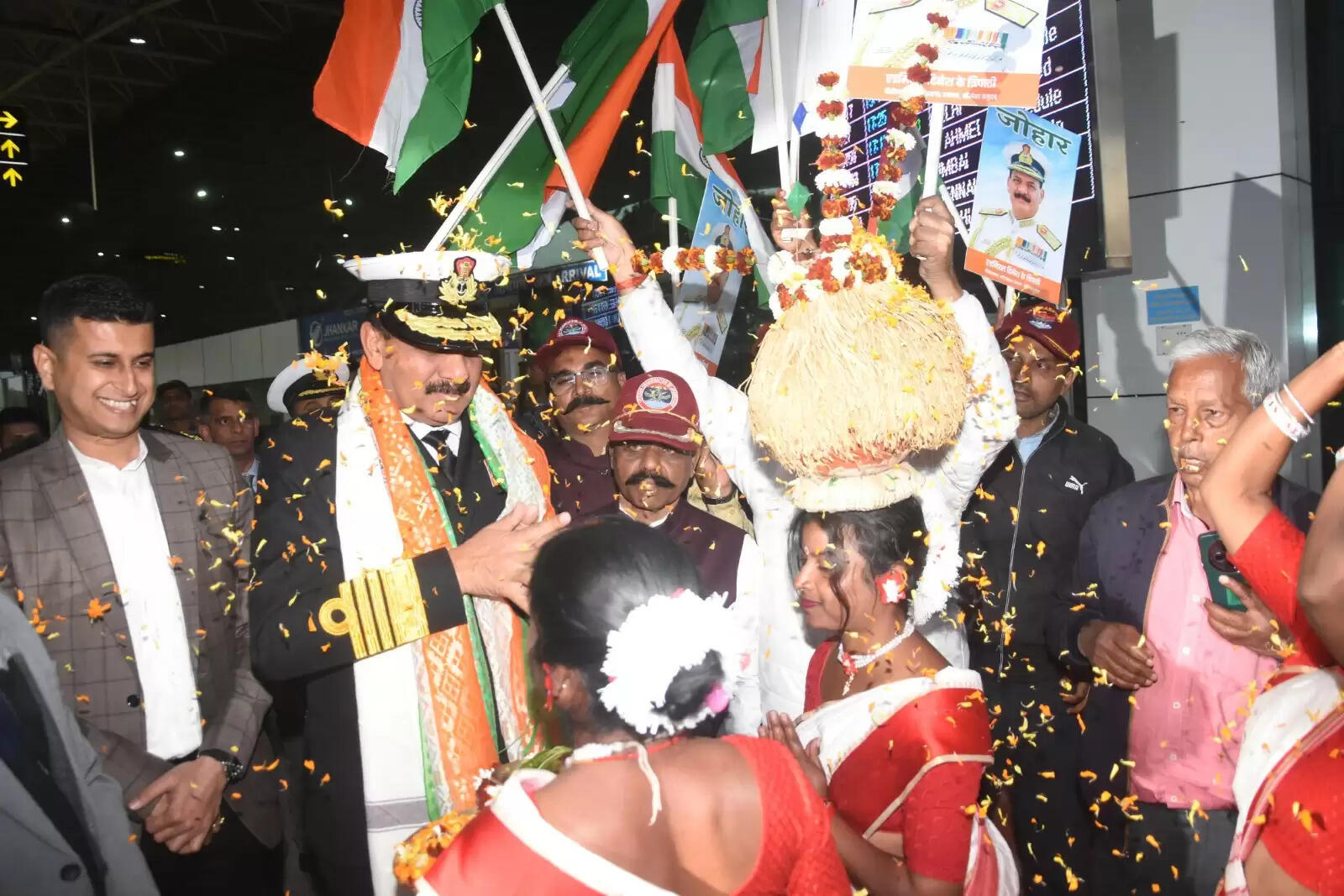 भारतीय नौसेना प्रमुख पहुंचे रांची, एयरपोर्ट पर भव्य स्वागत