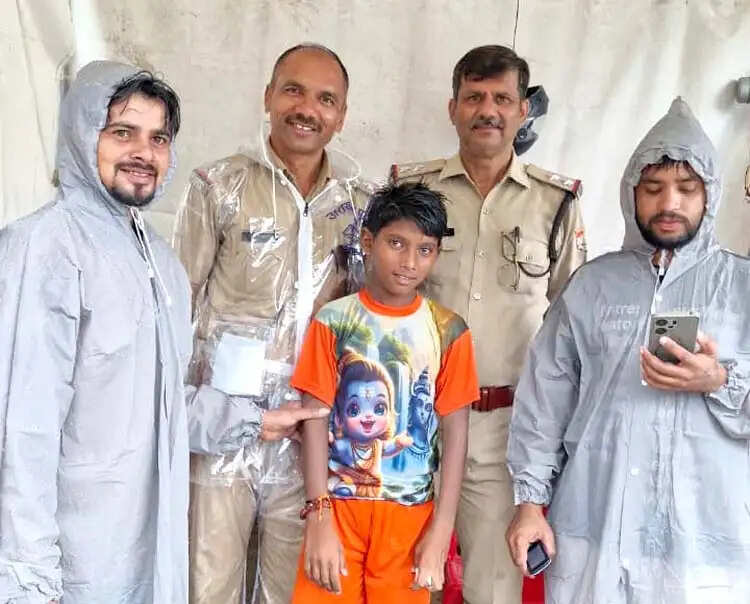 पुलिस की मुस्तैदी से परिजनों से मिला बिछड़ा 11 वर्षीय बालक