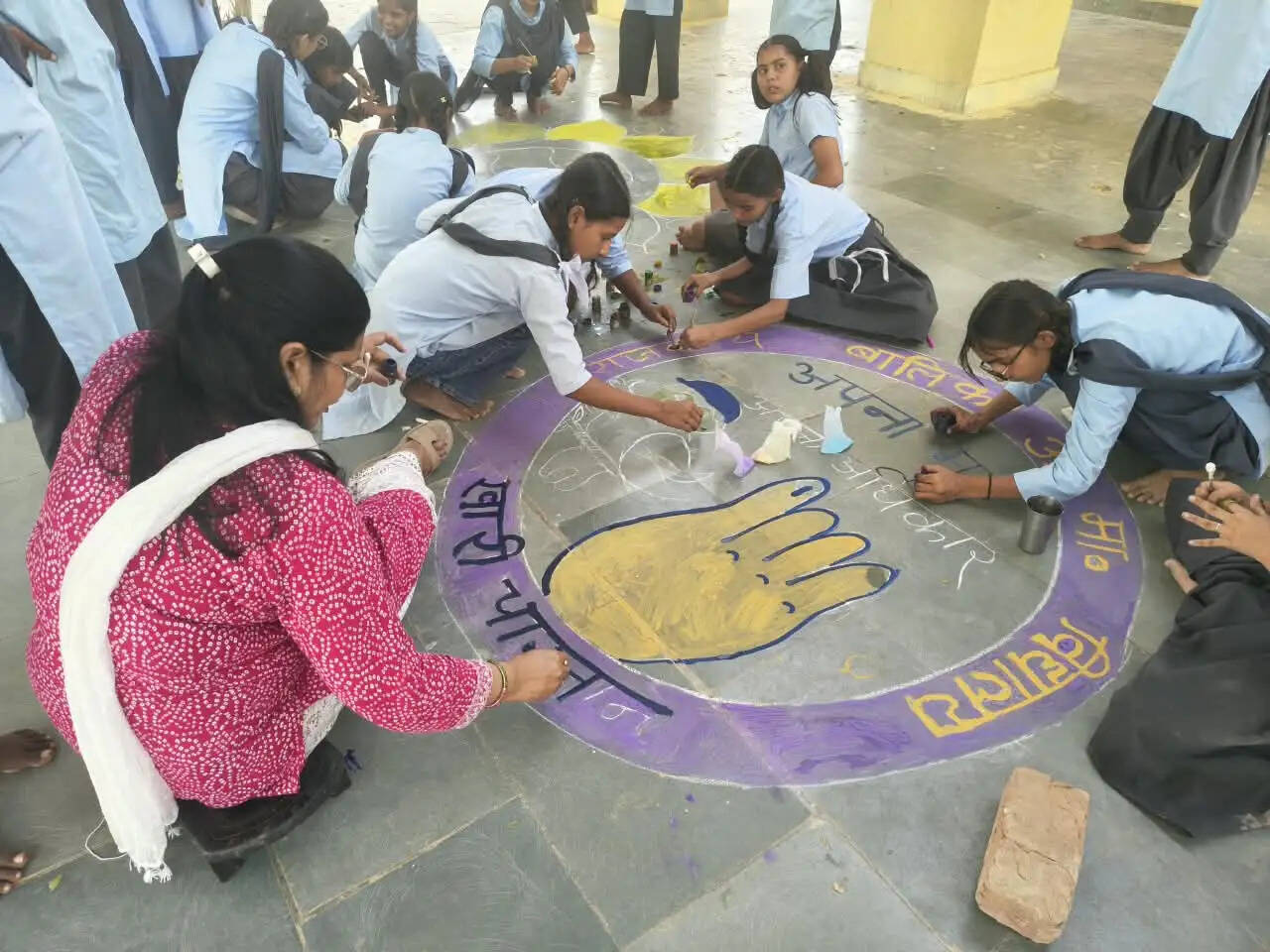 रंगोली में सजा लोकतंत्र का संदेश: छात्राओं ने जगाई मतदाता जागरूकता की अलख
