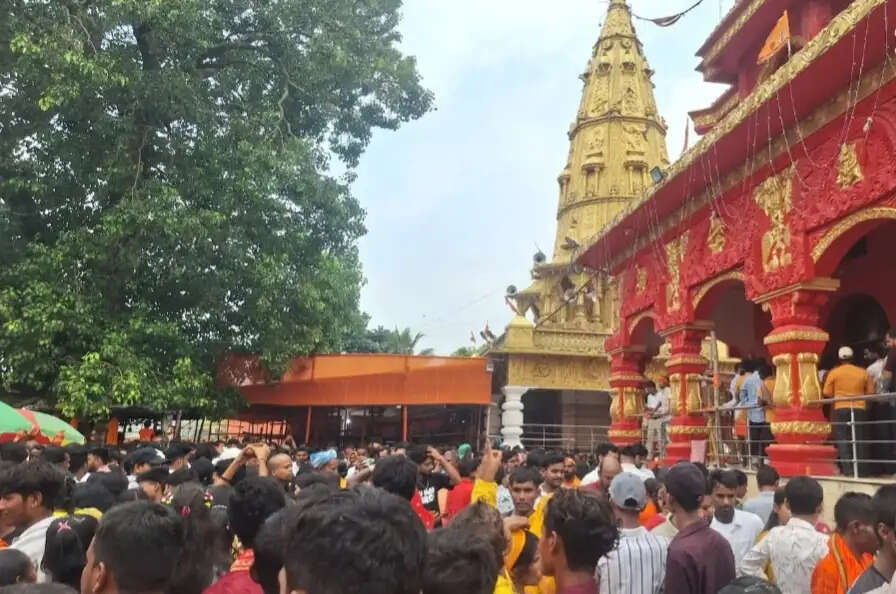 सावन माह की अंतिम सोमवारी को जलाभिषेक के लिए उमड़ी शिव भक्तों की भीड़